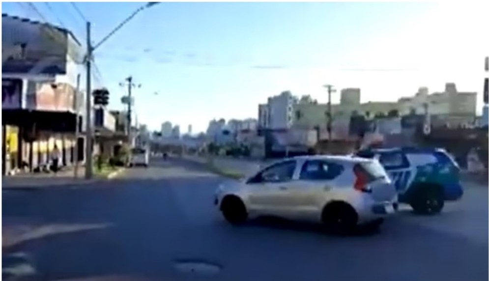 Motorista é flagrado dormindo no carro no meio de avenida em Goiânia