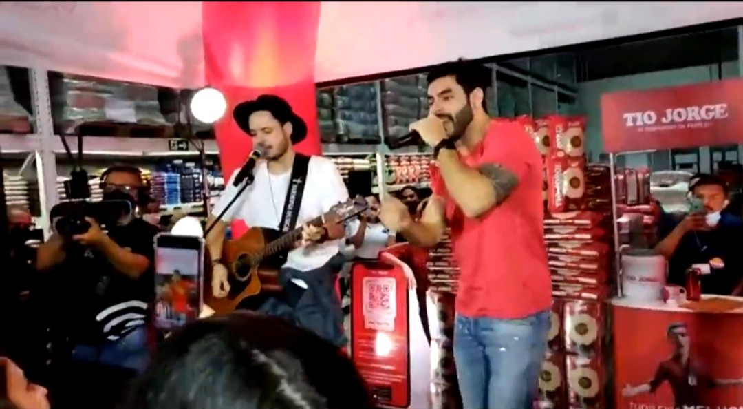 Os cantores sertanejos, Israel e Rodolffo fazem show surpresa em supermercado de Goiânia