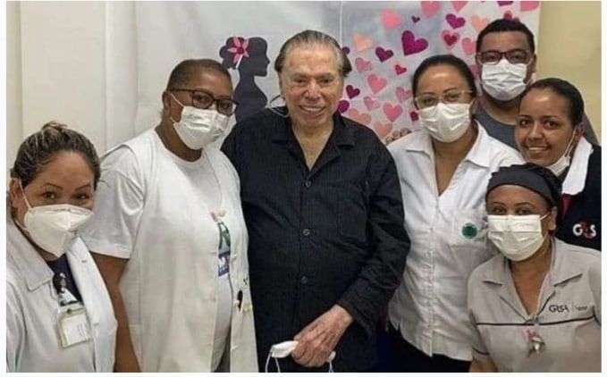 Silvio Santos é vacinado com a terceira dose da vacina contra a covid-19