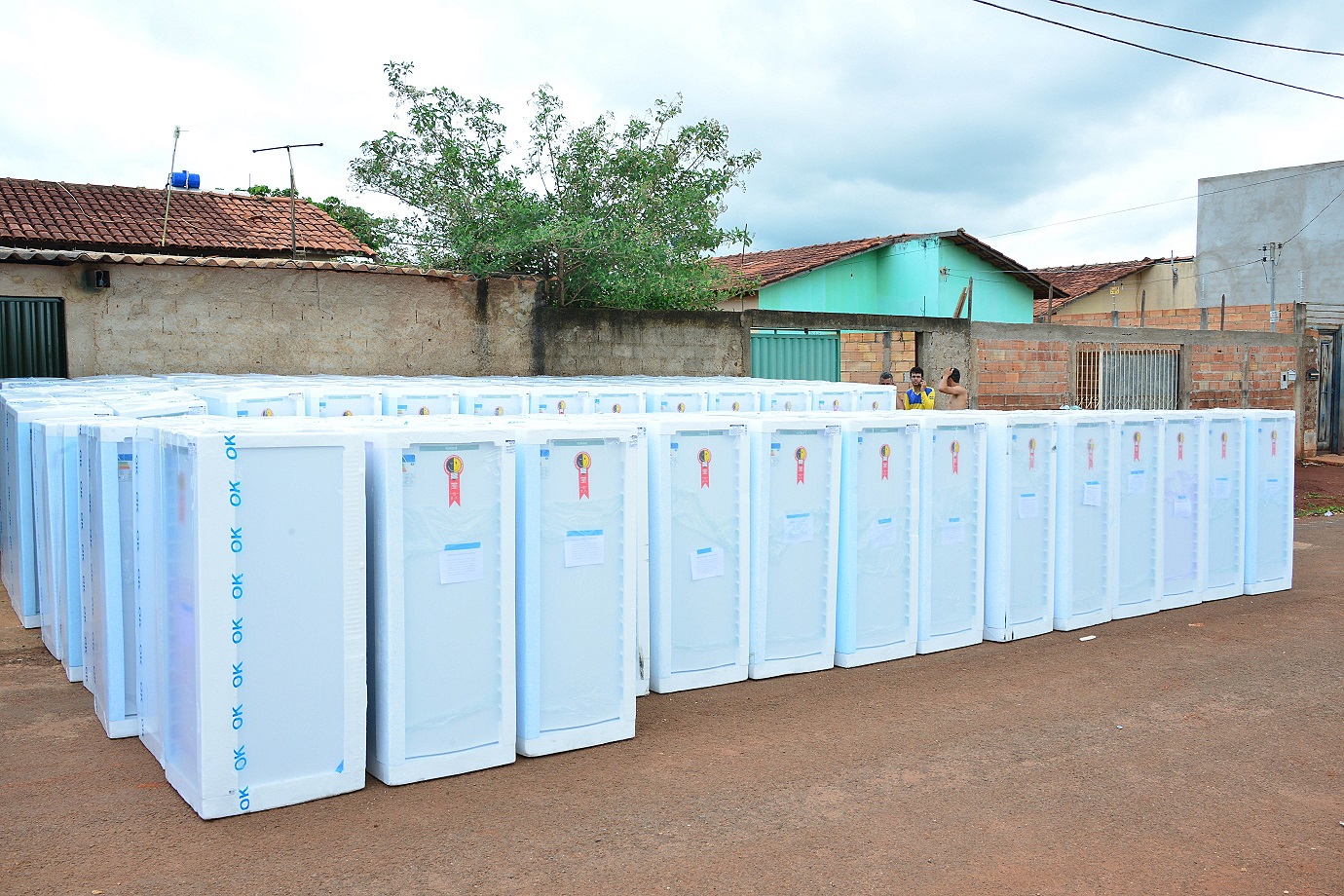 ENEL troca geladeiras em Aparecida de Goiânia