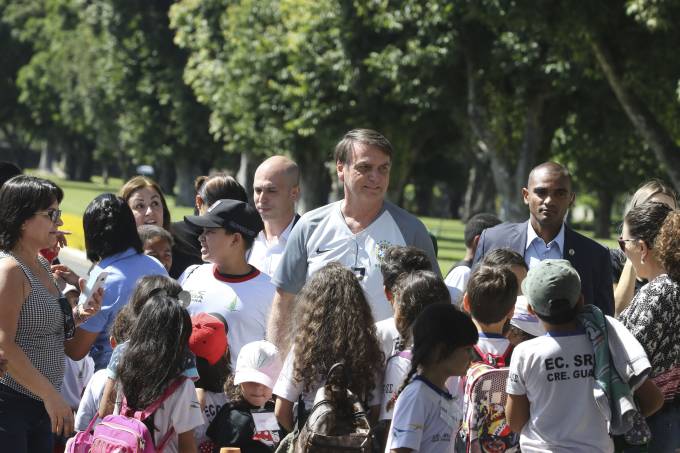 Manifestantes são ‘pessoalzinho que eu cortei verba’, diz Bolsonaro