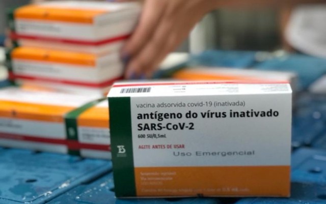 Covid-19: Vacinação é ampliada para idosos de 77 anos