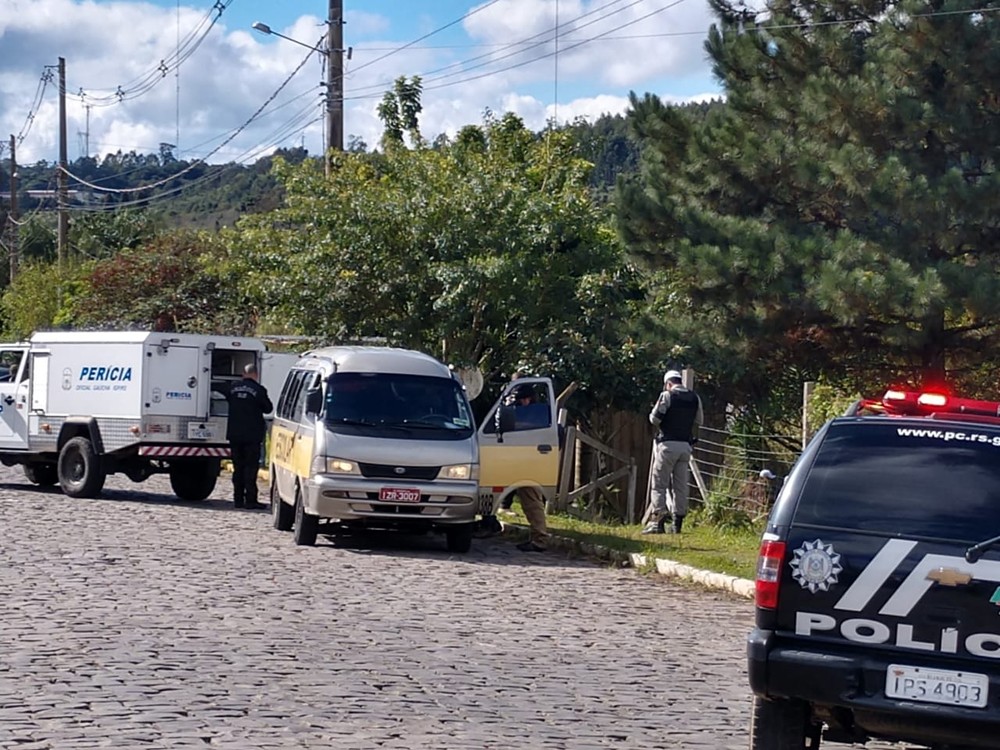 Criança morre atropelada por van escolar na porta de casa