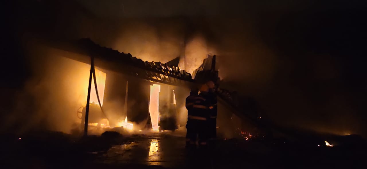 Incêndio atinge depósito de reciclagem, em Goiânia