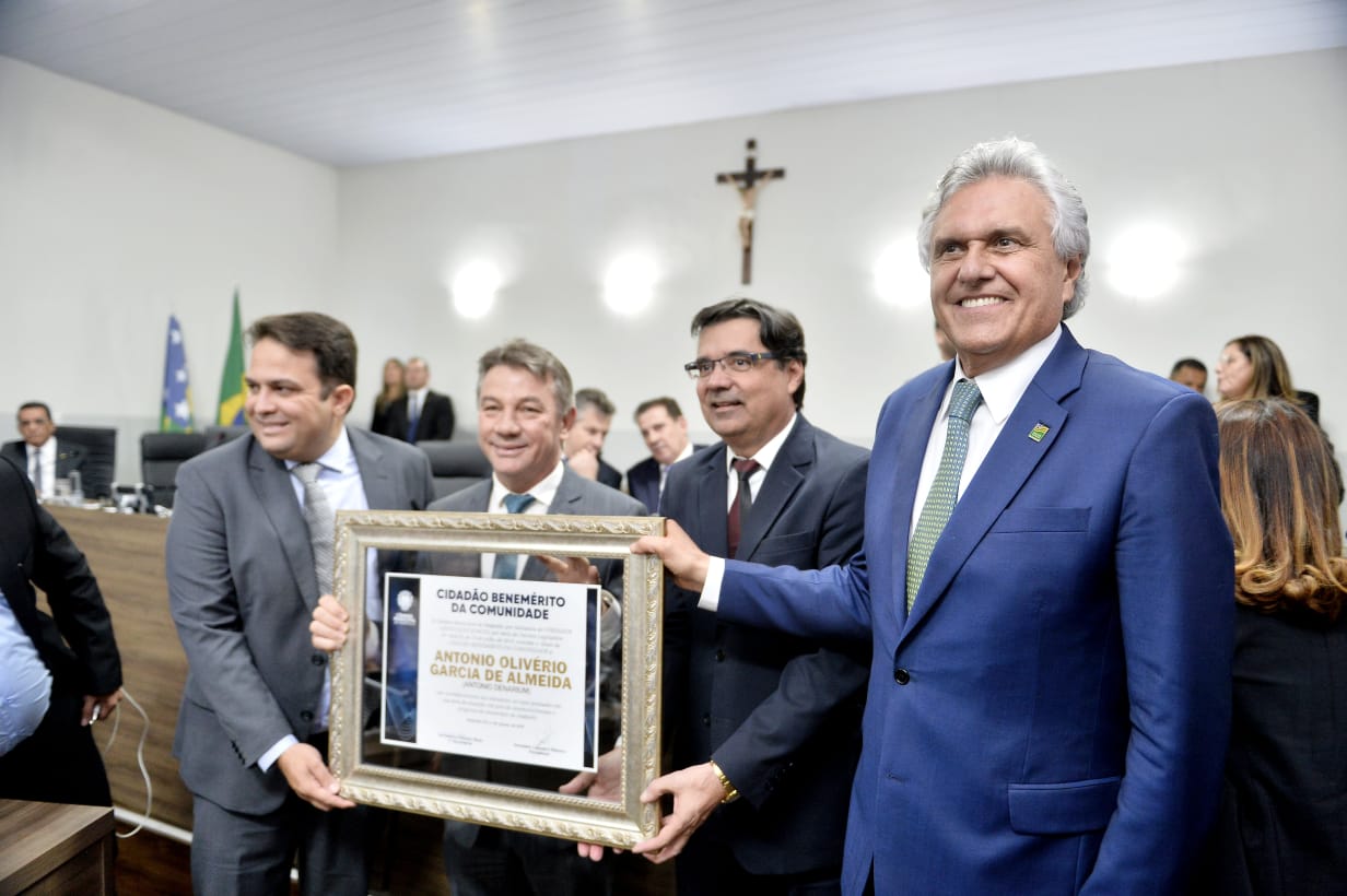 Caiado prestigia homenagem a governadores e recebe reimpressão de título benemérito em Anápolis