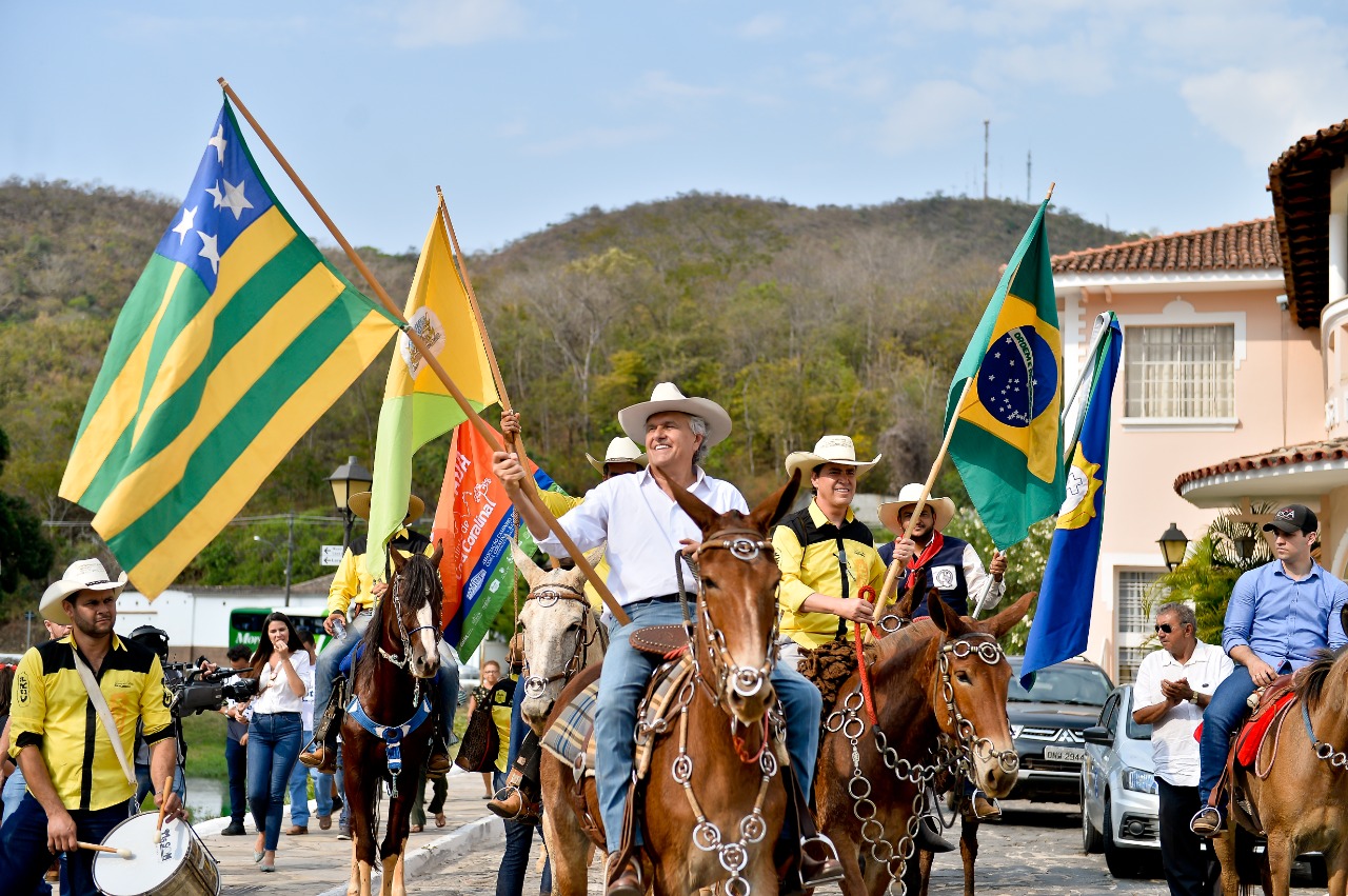 Ronaldo Caiado comemora aniversário com cavalgada em Goiânia