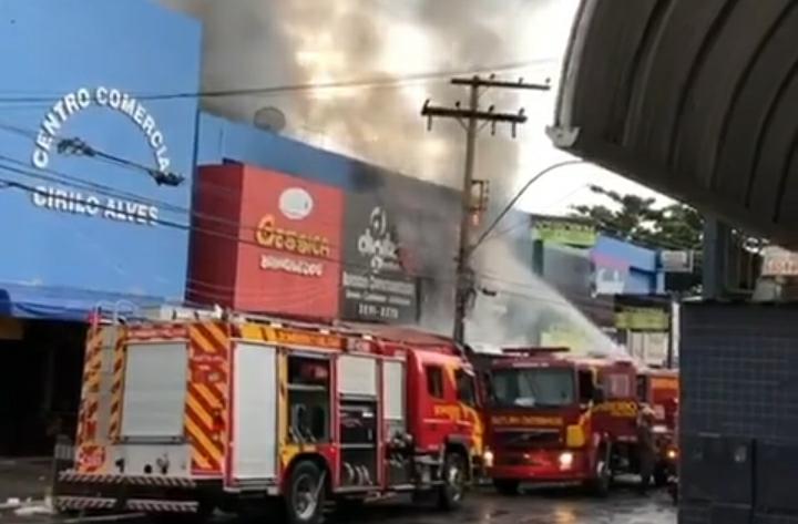 Incêndio destrói galeria em Campinas