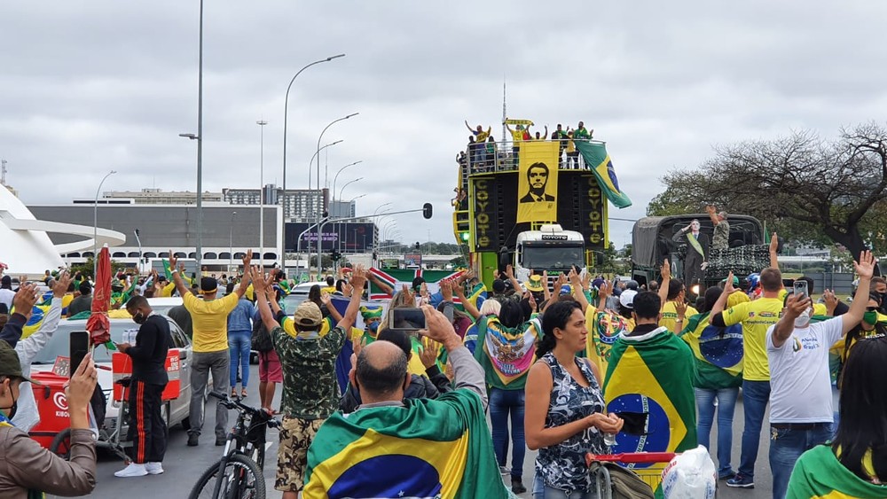 Manifestantes fazem carreata em apoio a Bolsonaro