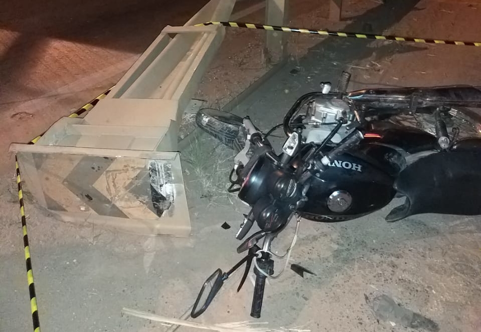 Motociclista fica ferido e passageiro morre em acidente na GO-060