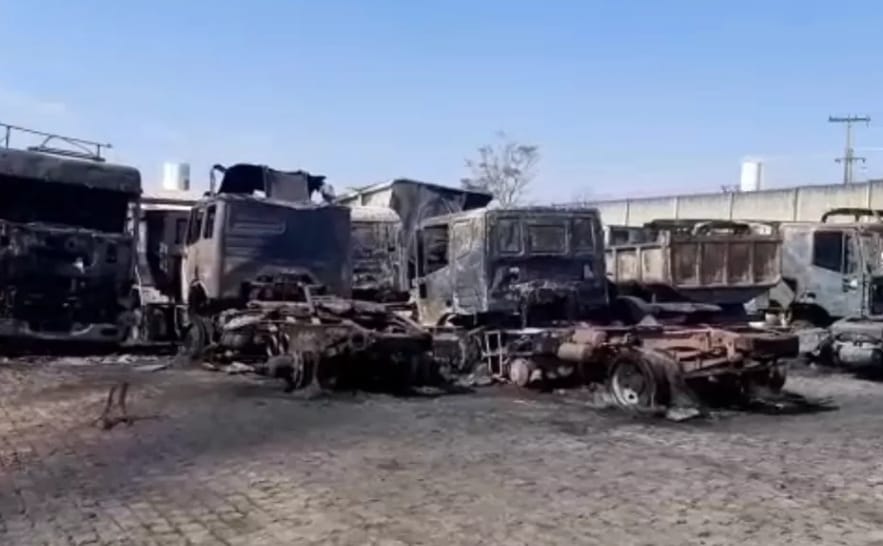 100 caminhões foram destruídos por incêndio em Aparecida de Goiânia