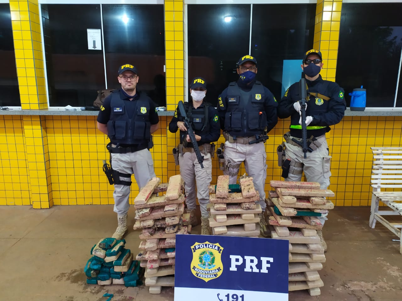 Jataí: PRF apreende 120 kg de maconha em um carro na BR-060