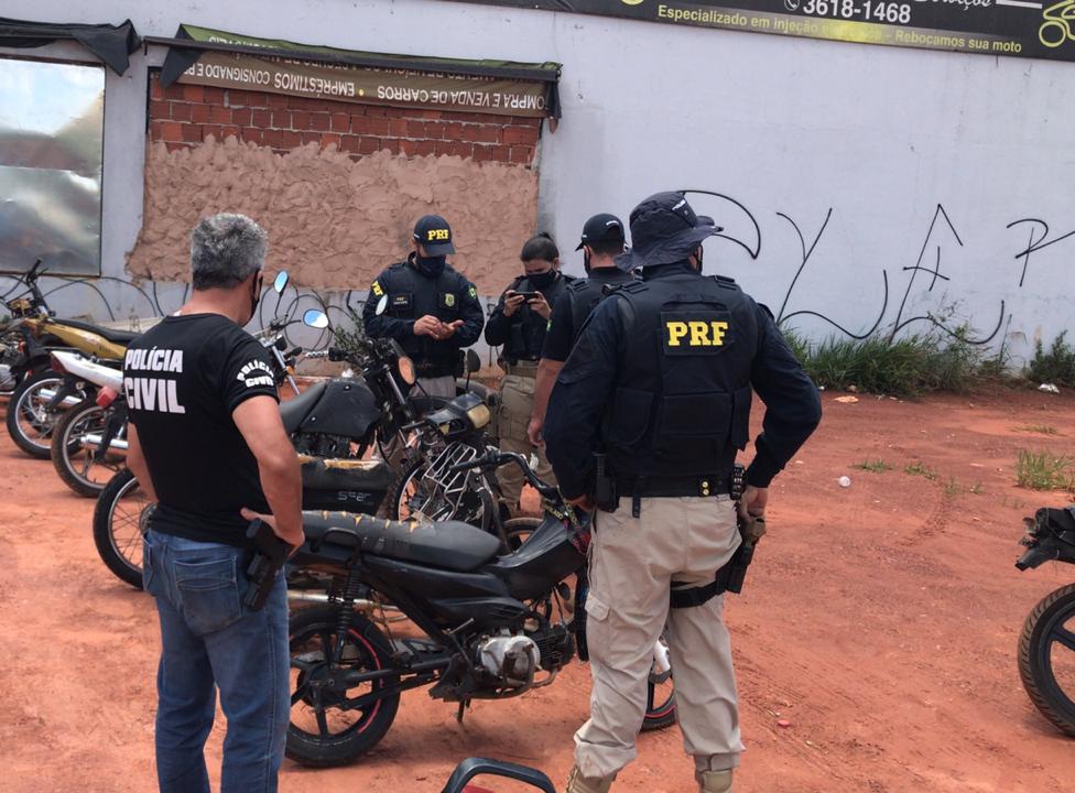 Polícia Civil e PRF cumprem mandados em lojas de veículos usados em Águas Lindas de Goiás