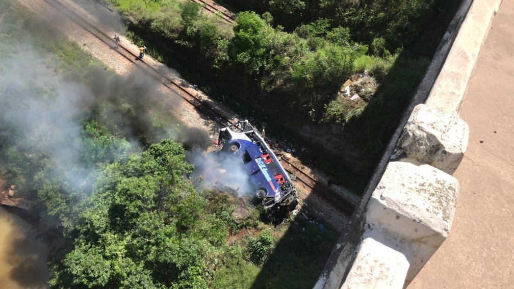 Ônibus cai de viaduto em Minas Gerais e deixa várias vítimas fatais