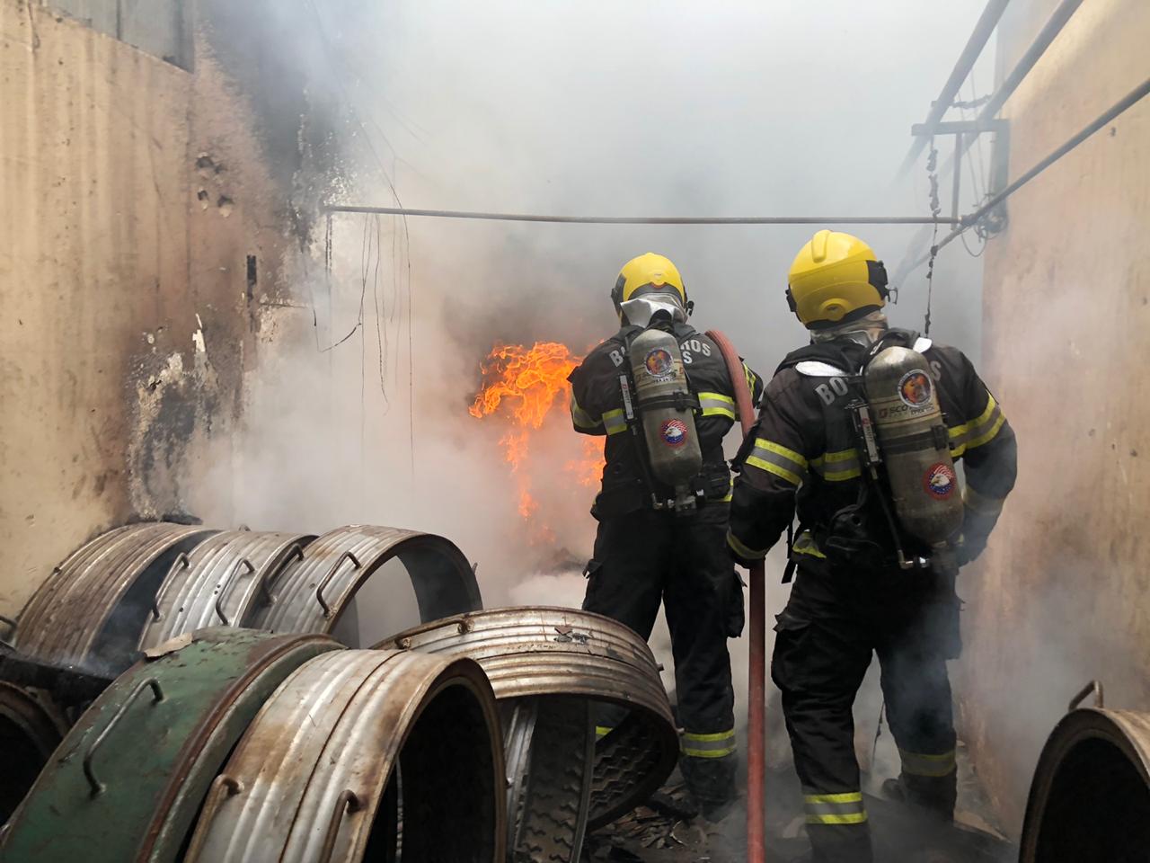 Corpo de Bombeiros combate incêndio em borracharia de Aparecida de Goiânia