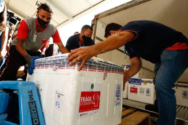 Goiás recebe 119 mil doses de vacinas contra Covid-19 nesta sexta-feira