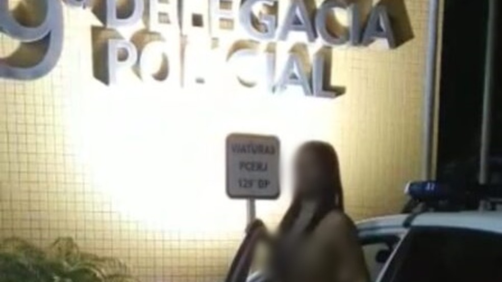 Pelada na delegacia: polícia investiga quem teria tirado as fotos da mulher na unidade