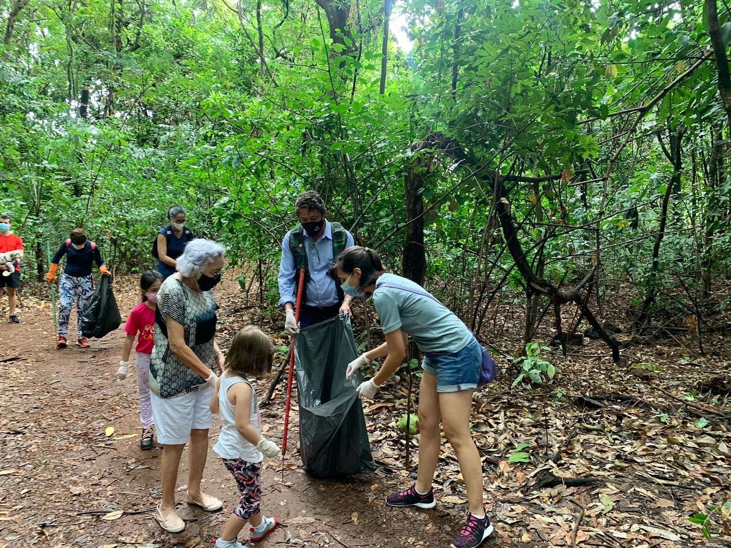 Prefeitura de Goiânia retira mais de 300 kg de lixo no Bosque dos Buritis