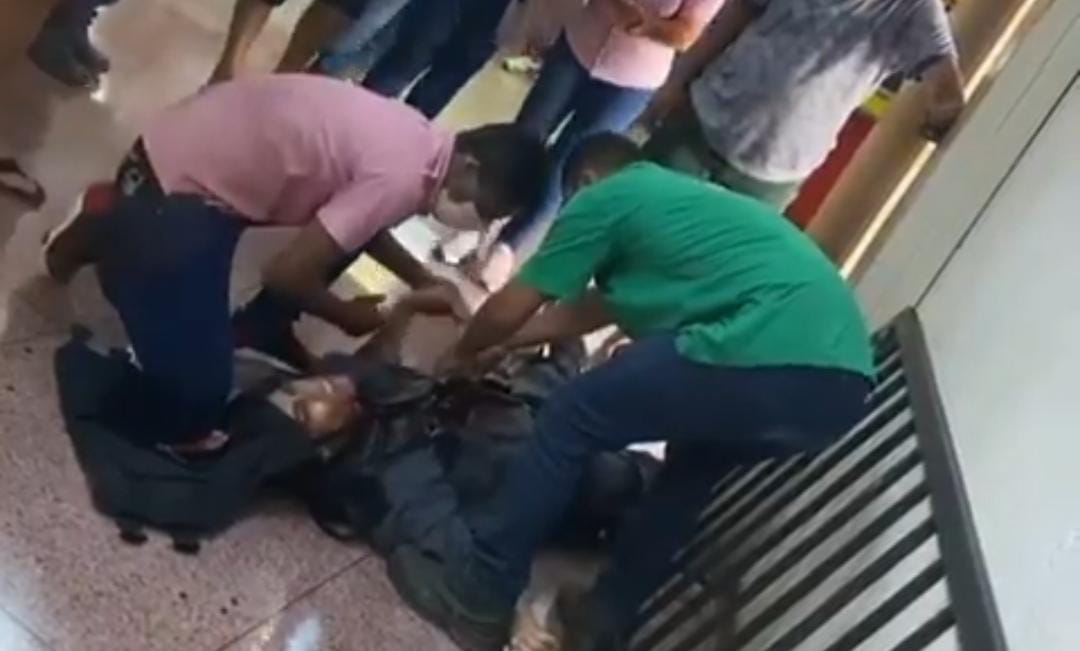 Segurança de supermercado é esfaqueado ao tentar evitar furto de desodorante – Vídeo