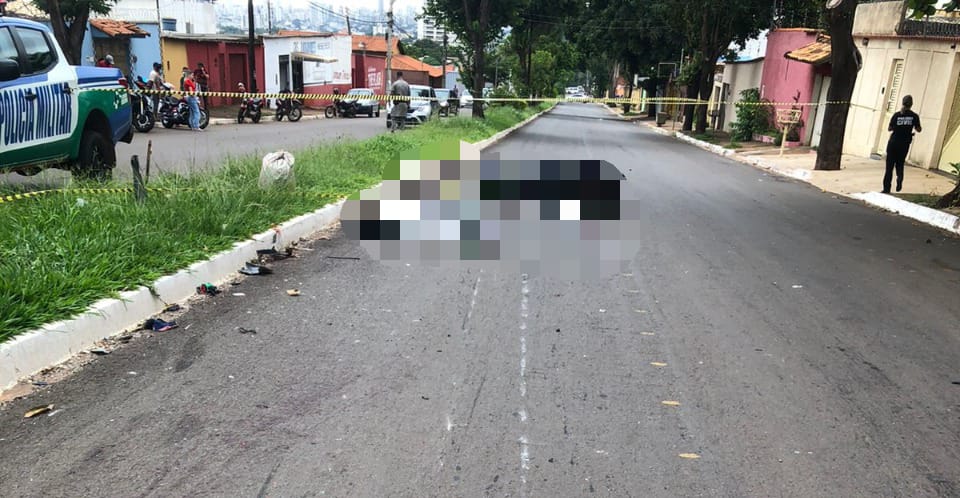 Motociclista morre após colidir com caminhão