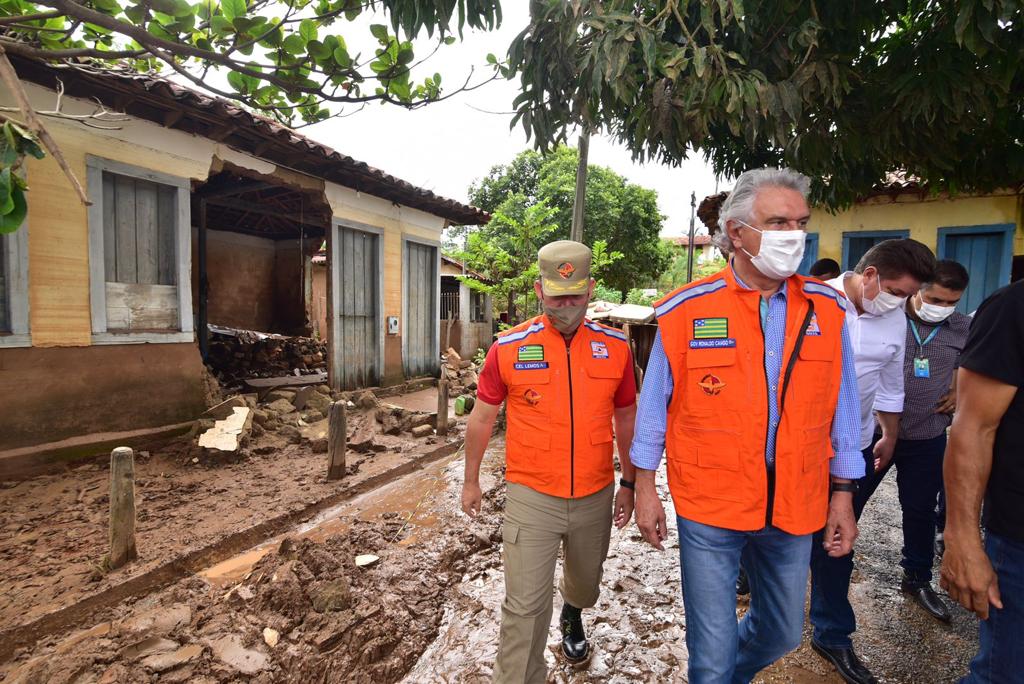 Famílias atingidas por enchente em Lagolândia ganham suprimentos da OVG