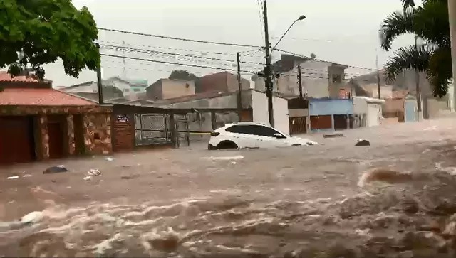 Rua vira ‘rio’ durante temporal