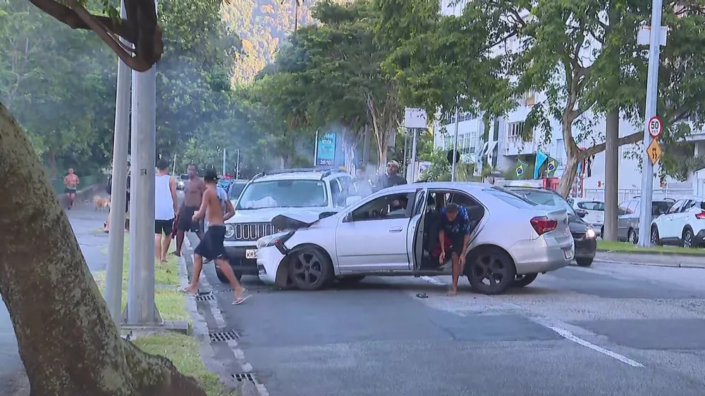 Cinco Jovens são detidos após engavetamento durante reportagem ao vivo