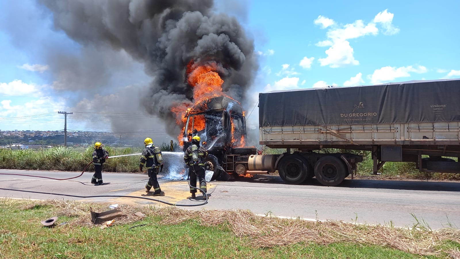 Carreta pega fogo na BR-060