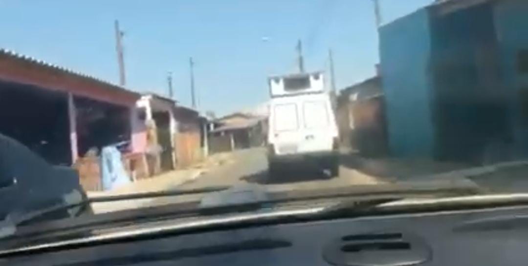 Moradores denunciam carros de som com mensagem antivacina