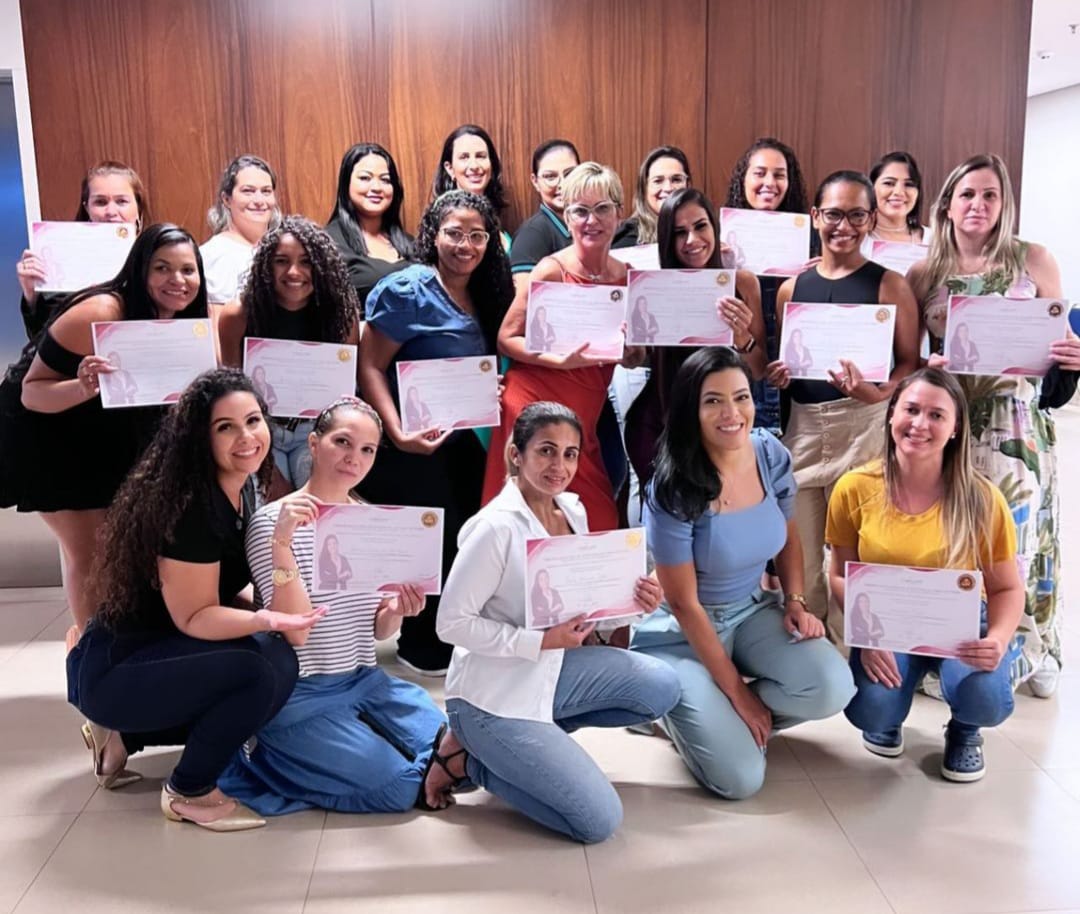 Nail Designer ministra curso para quem busca independência financeira com alongamento de unhas