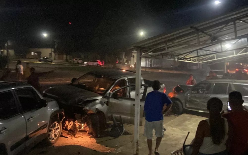 Motorista invade a contramão, mata motociclista e atinge dois carros