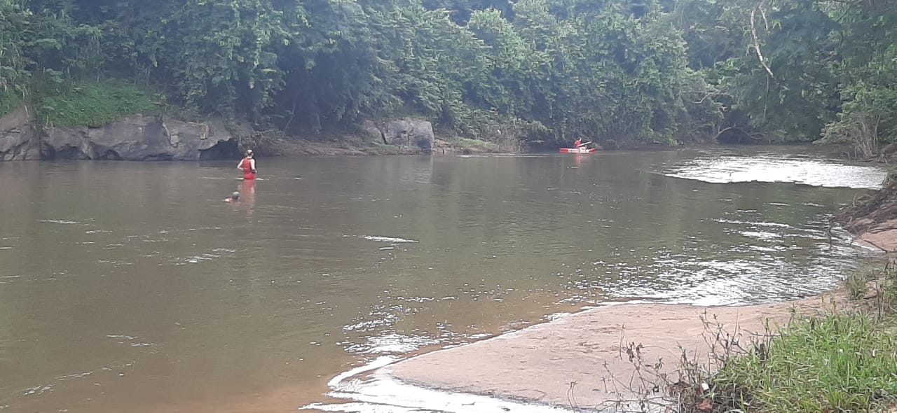 Bombeiros procuram por criança que se afogou em rio