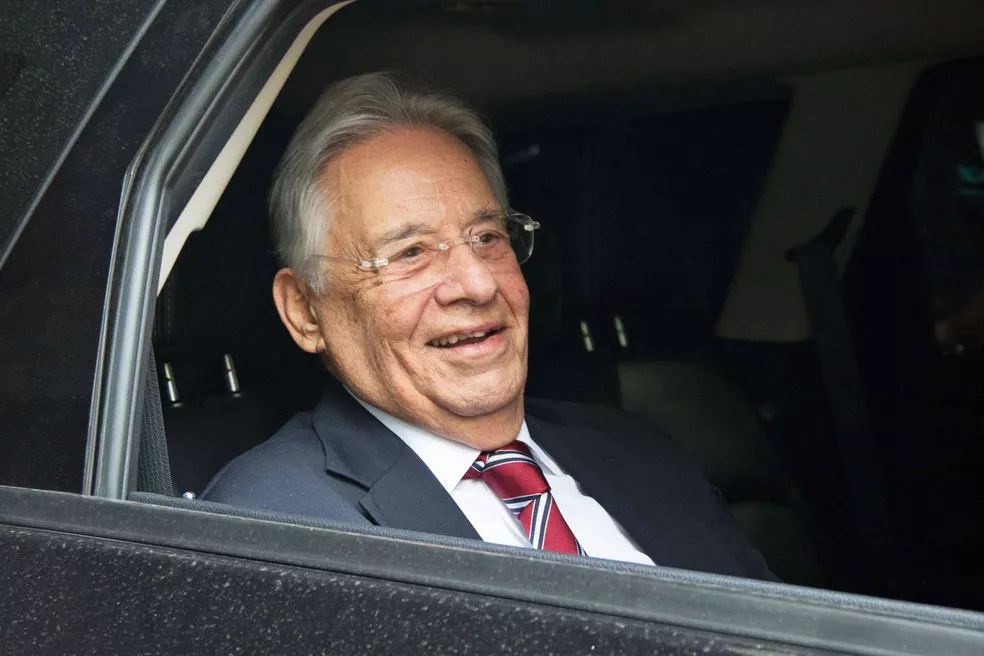 O ex-presidente Fernando Henrique Cardoso é internado após fraturar o fêmur