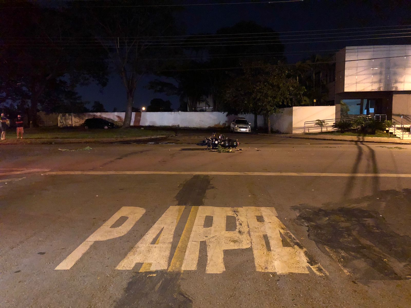 Motociclista morre após ser atropelado por carro