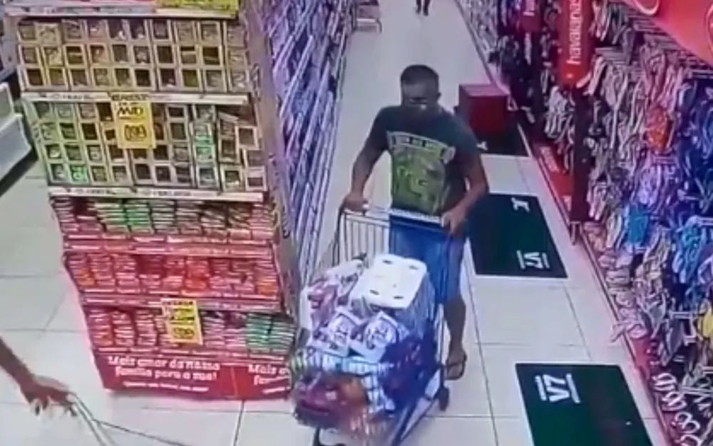 Após encher carrinho de compras homem sai de supermercado sem pagar