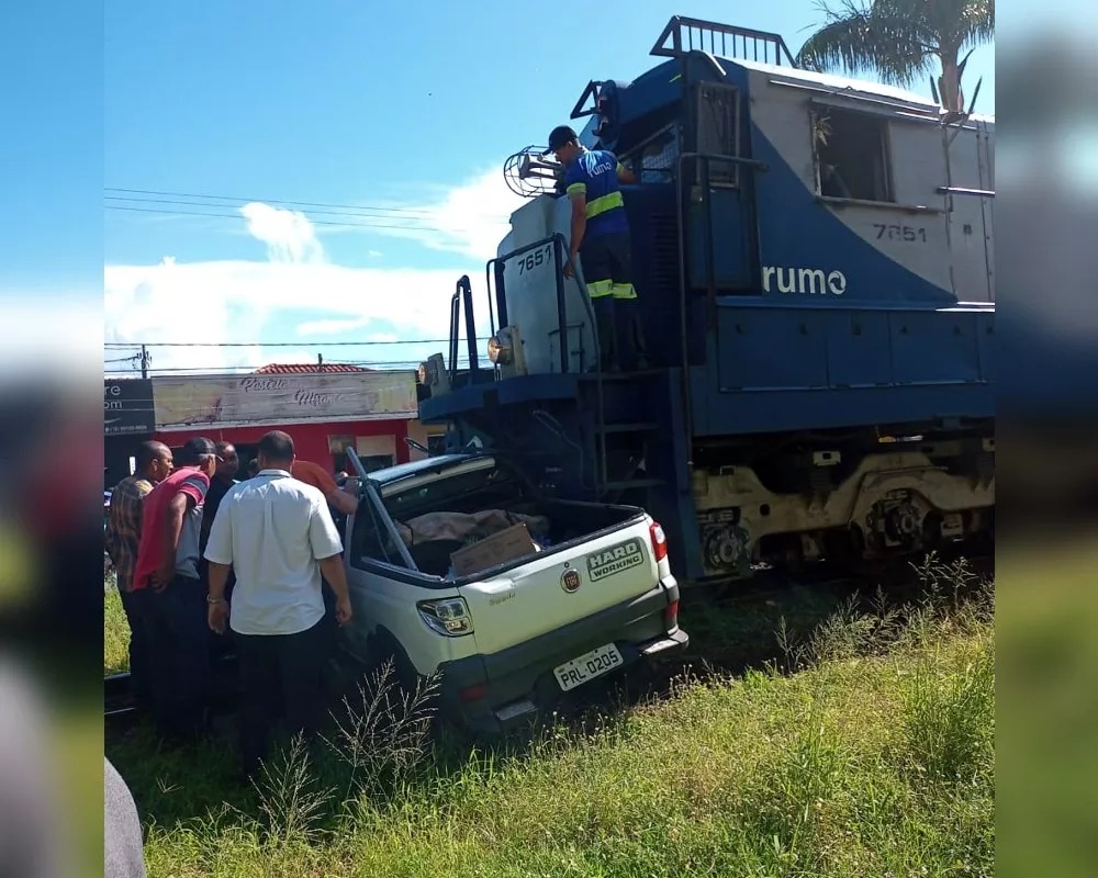 Carro é atingido por trem em SP