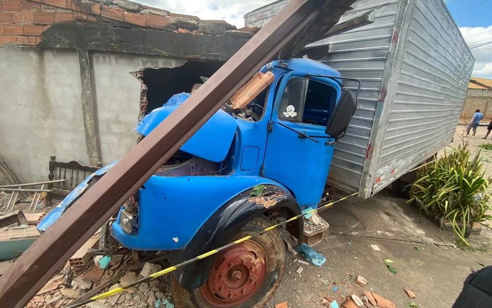 Cinco pessoas ficam feridas após caminhão desgovernado invadir casas