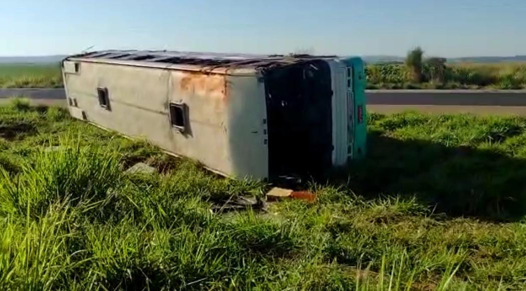 Ônibus com 22 pessoas tomba na BR-060