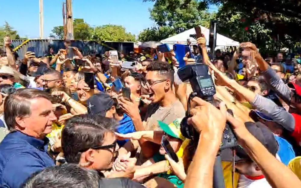 Bolsonaro desembarca em Rio Verde para entrega de títulos de propriedades