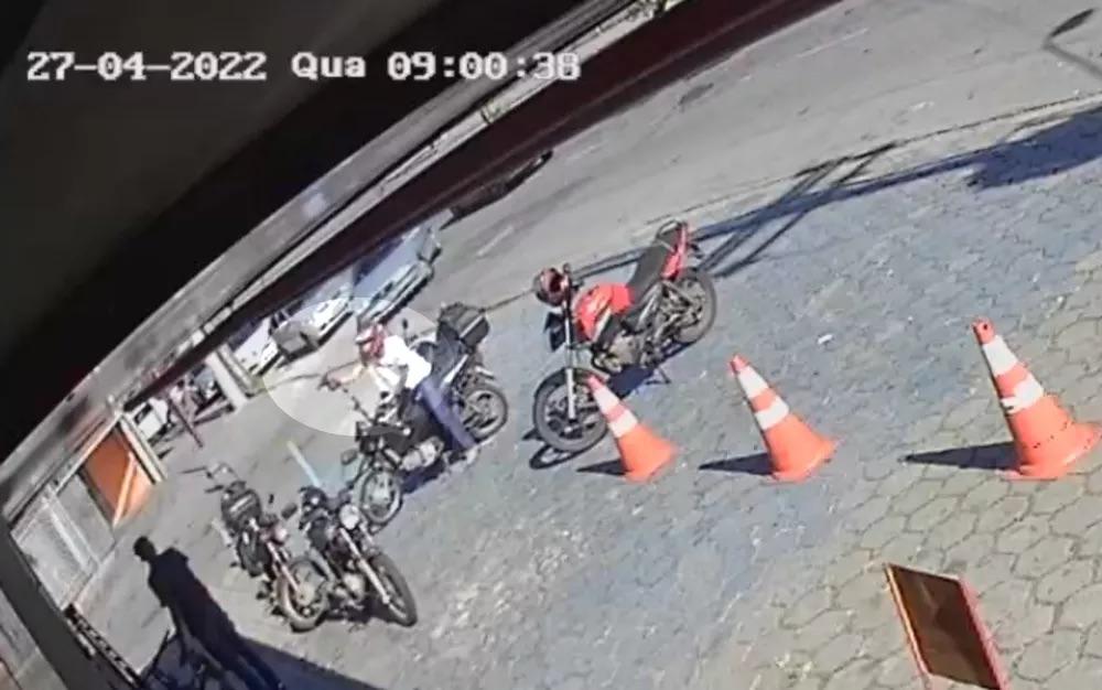 Estoquista denuncia ameaça por motociclista armado em Goiânia