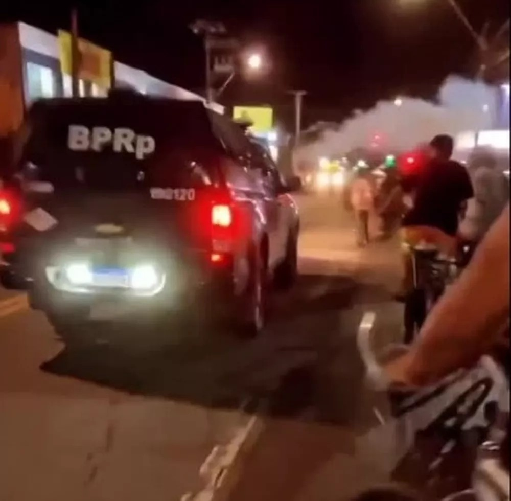 PM lança jato de spray de pimenta em grupo que andava de bicicleta