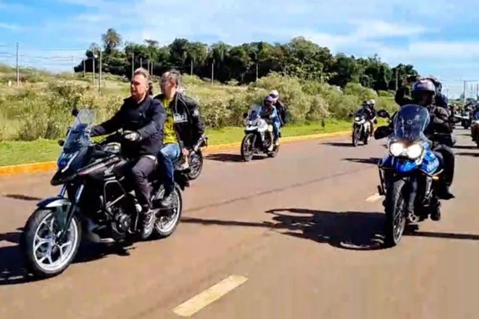 Em Santa Rosa (RS), o presidente Jair Bolsonaro participa de motociata