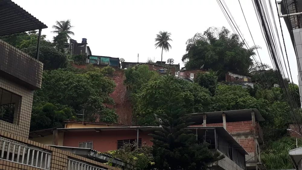 Jovem morre soterrado após deslizamento de barreira