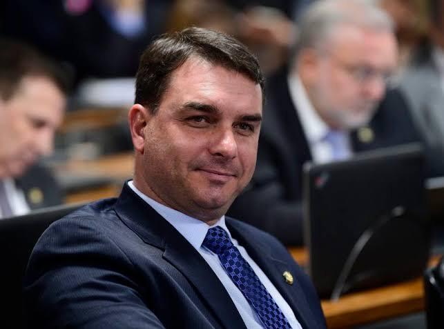 Flávio Bolsonaro diz que mansão de R$ 6 milhões foi paga com renda de advogado