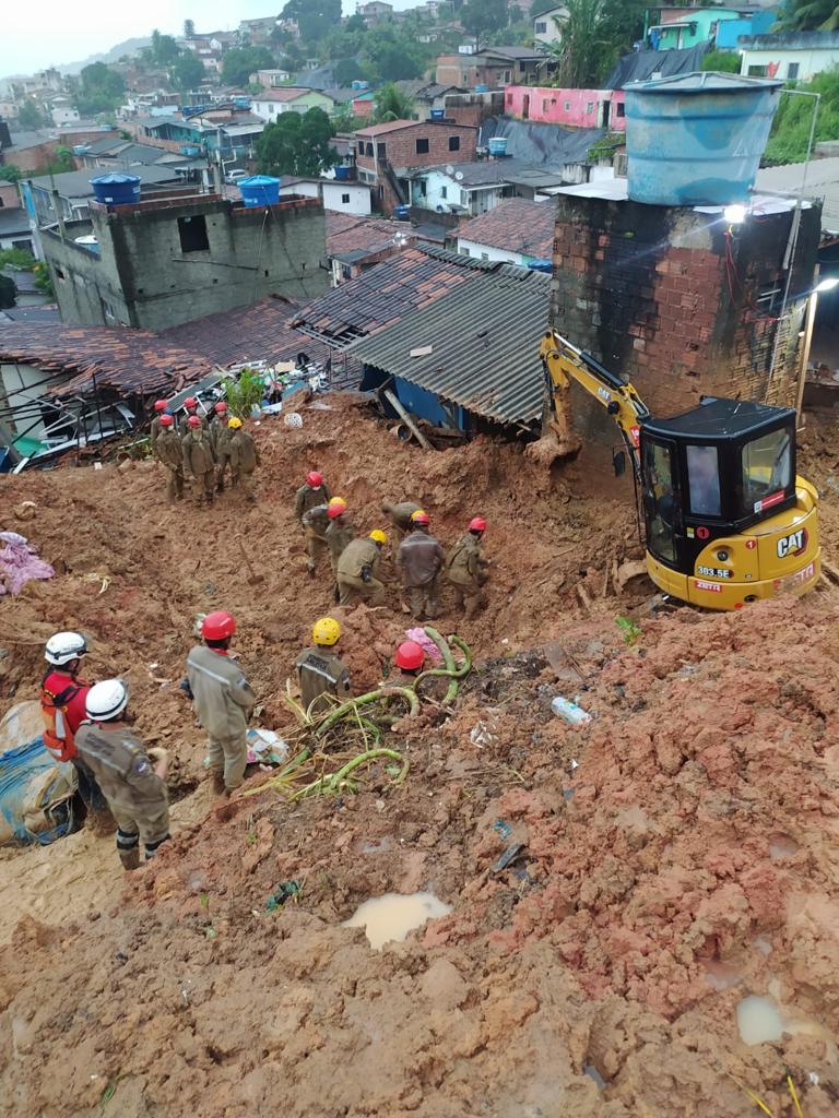 Bombeiros encerram buscas após encontrar corpo de última desaparecida em Pernambuco