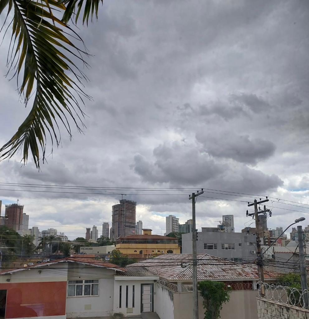 Frente fria chega a Goiás trazendo chuva e derrubando temperaturas