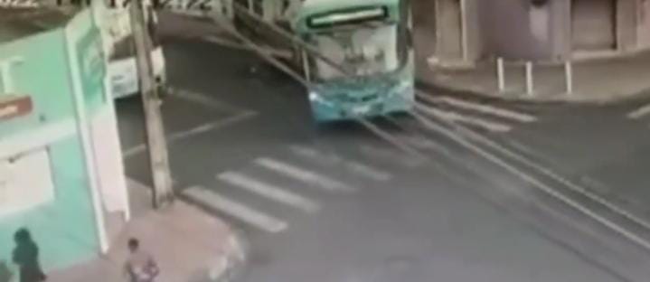 Ônibus invade casa após motorista passar mal