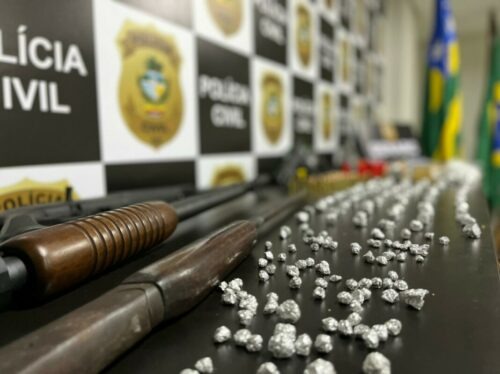 Pai e filho são presos por suspeita de tráfico de drogas e posse irregular de arma de fogo