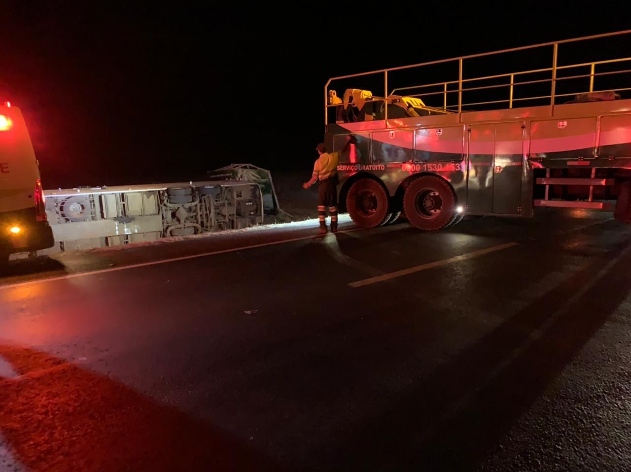 Acidente com ônibus deixa duas pessoas mortas e 50 feridas na BR 153