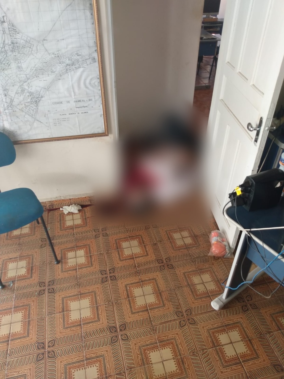 Homem coloca fogo em casa, invade comércios atirando, mata homem, fere outras pessoas e foge