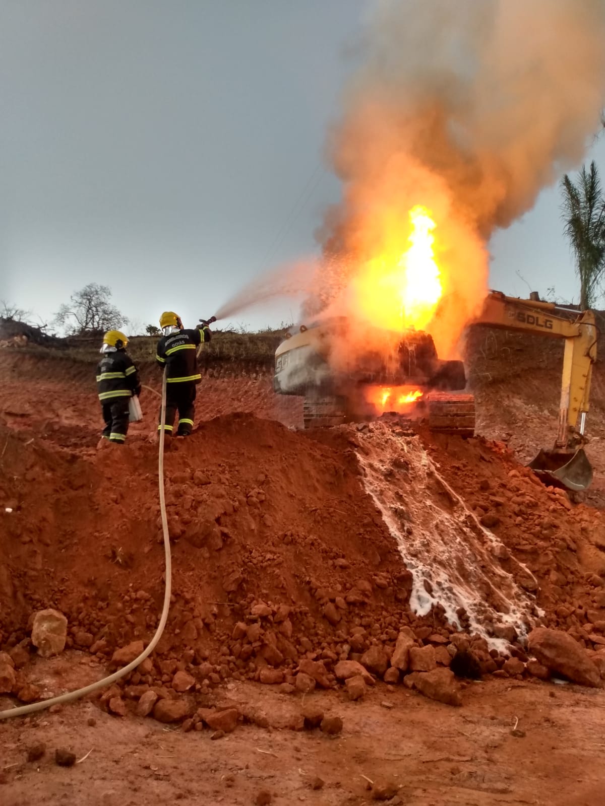 Retro escavadeira pega fogo na BR-364